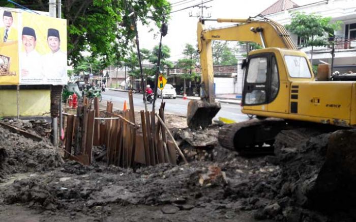 DPU Gresik Penalti Pelaksana Proyek Box Culvert di depan Kantor DPD Golkar