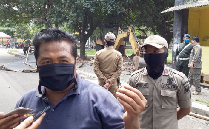 Satpol PP Bongkar Bangunan Liar di GOR Jayabaya Satpol PP Bongkar Bangunan Liar di GOR Jayabaya