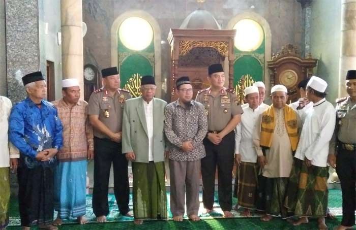 Kapolda Jatim Silaturahmi ke Kediaman Ketua MUI Jatim Kapolda Jatim Silaturahmi ke Kediaman Ketua MUI Jatim