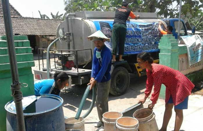 11 Desa di Bojonegoro Kekeringan, BPBD Gerilya Dropping Air Bersih 11 Desa di Bojonegoro Kekeringan, BPBD Gerilya Dropping Air Bersih