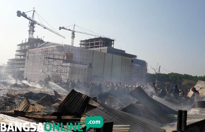 Kebakaran Warung dan Mess Pekerja Proyek Gress Mall, 20 Motor Ludes Dilalap Si Jago Merah Kebakaran Warung dan Mess Pekerja Proyek Gress Mall, 20 Motor Ludes Dilalap Si Jago Merah