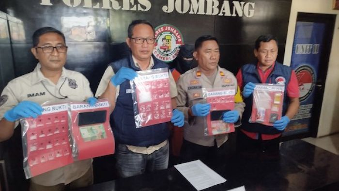 Satresnarkoba Polres Jombang Amankan 2 Pengedar Narkoba Beserta 81,12 Gram Sabu Satresnarkoba Polres Jombang Amankan 2 Pengedar Narkoba Beserta 81,12 Gram Sabu