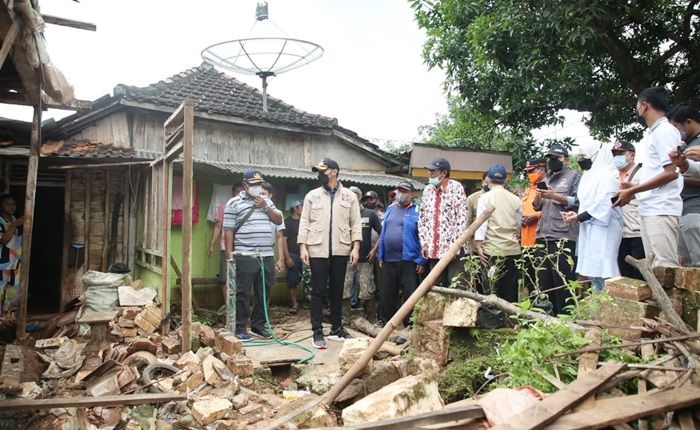Bupati Lindra Berjanji Bakal Segera Bangun Kembali Tanggul Jebol Akibat Banjir Bandang Bupati Lindra Berjanji Bakal Segera Bangun Kembali Tanggul Jebol Akibat Banjir Bandang