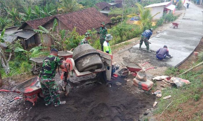 Pekerjaan Rabat Jalan 400 M Selesai, Satgas TMMD Bantu Sasaran Lain Pekerjaan Rabat Jalan 400 M Selesai, Satgas TMMD Bantu Sasaran Lain