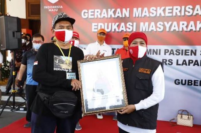 ​Edukasi Para Pesepeda agar Aman, Gubernur Khofifah dan Penyintas Covid-19 Bagikan Masker