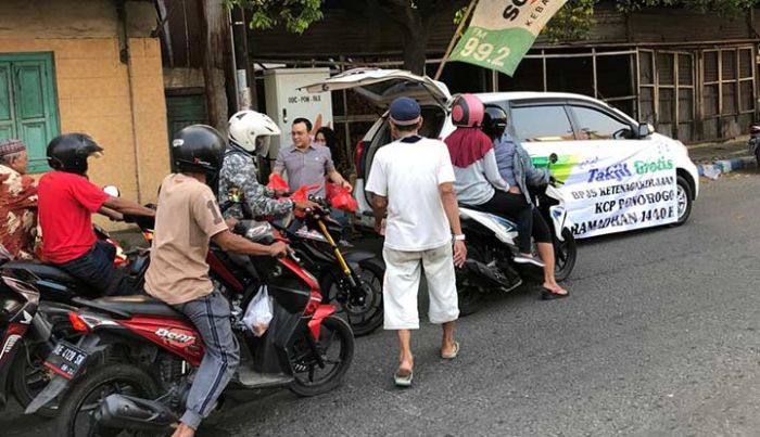 Berbagi Berkah, BPJS Ketenagakerjaan KCP Ponorogo Bagikan Takjil Gratis Berbagi Berkah, BPJS Ketenagakerjaan KCP Ponorogo Bagikan Takjil Gratis