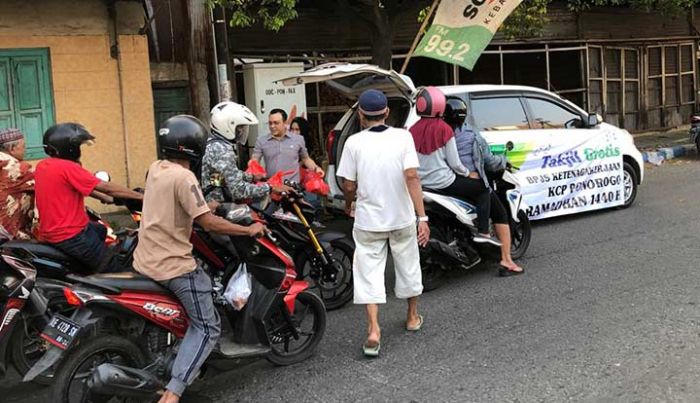 Berbagi Berkah, BPJS Ketenagakerjaan KCP Ponorogo Bagikan Takjil Gratis