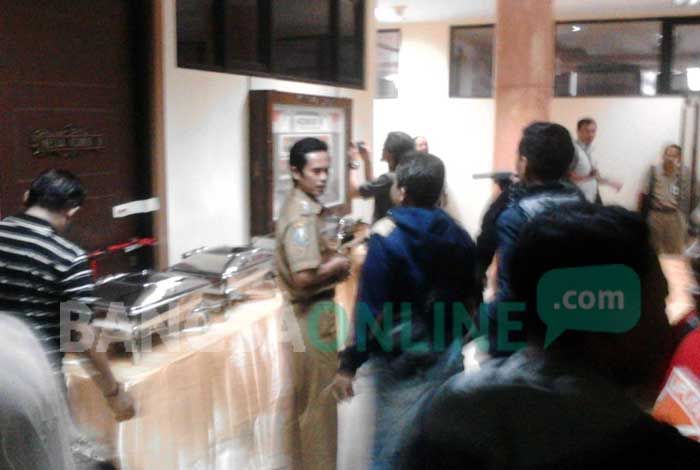 Pimpinan Dewan Akui Ada Pimpinan Komisi B Diamankan KPK Pimpinan Dewan Akui Ada Pimpinan Komisi B Diamankan KPK