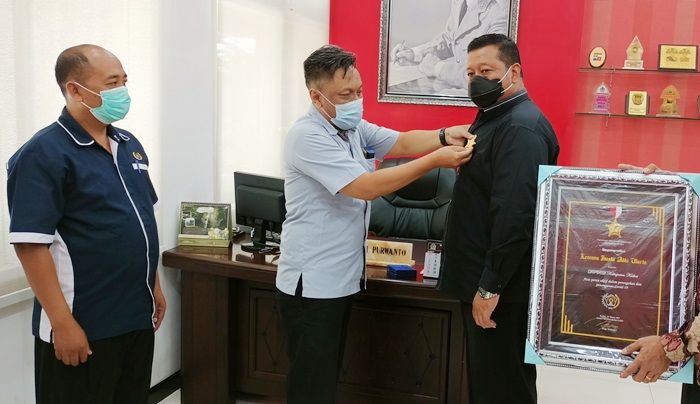 PWI Kediri Serahkan Lencana dan Piagam Hasta Adhi Warta ke 15 Instansi Peduli Covid-19 PWI Kediri Serahkan Lencana dan Piagam Hasta Adhi Warta ke 15 Instansi Peduli Covid-19