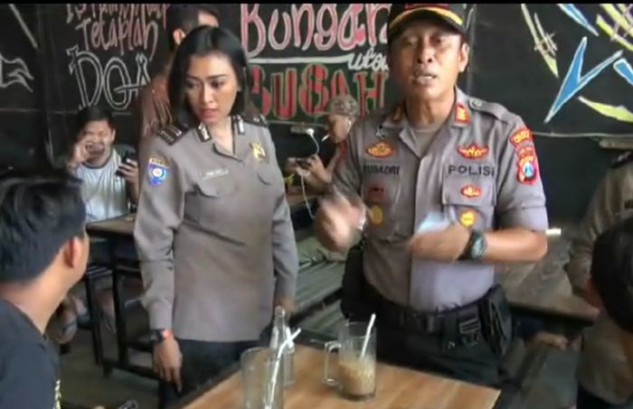 Polisi Razia Pelajar di Tempat Game Online dan Warkop di Waru Sidoarjo Polisi Razia Pelajar di Tempat Game Online dan Warkop di Waru Sidoarjo