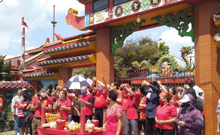 Buntut Penutupan Kelenteng Tuban, Umat Sembahyang di Trotoar Buntut Penutupan Kelenteng Tuban, Umat Sembahyang di Trotoar
