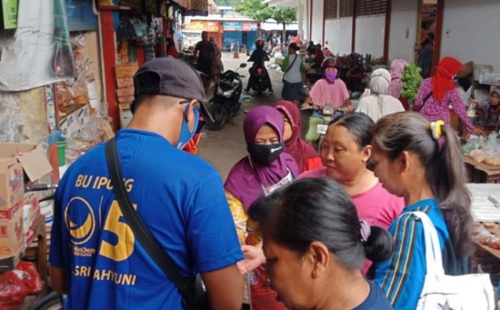 Hj. Sri Wahyuni, Anggota Komisi V DPR RI Blusukan ke Pasar Tradisional untuk Bagikan Masker