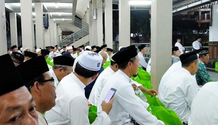 Gus Ipang Nangis Saat Sambutan, Ribuan Massa Hadiri 40 Hari Gus Sholah Gus Ipang Nangis Saat Sambutan, Ribuan Massa Hadiri 40 Hari Gus Sholah
