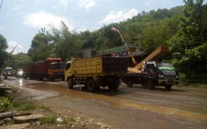 Ruas Jalan Nasional di Desa Ngetal Trenggalek Disorot, Banyak Lubang, Sering Timbulkan Kecelakaan Ruas Jalan Nasional di Desa Ngetal Trenggalek Disorot, Banyak Lubang, Sering Timbulkan Kecelakaan
