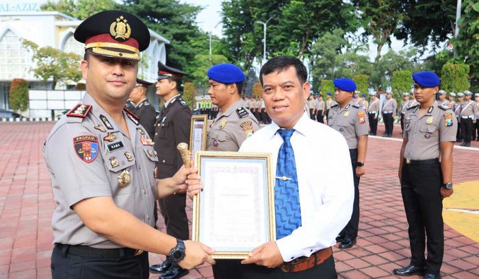 Kapolres Gresik Beri Penghargaan dan Satyalancana untuk 63 Personel Berprestasi