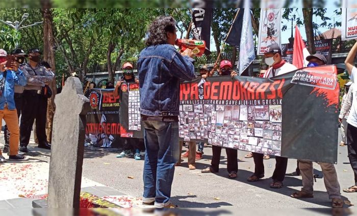 Puluhan Massa Gepal Demo DPRD Gresik, Tolak Paslon Rezim Pemerintah