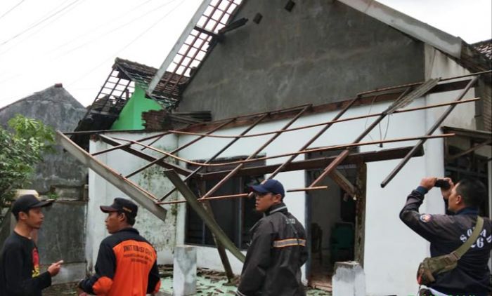Hujan Disertai Angin Kencang Tumbangkan Pohon dan Hancurkan Puluhan Rumah di Kediri Hujan Disertai Angin Kencang Tumbangkan Pohon dan Hancurkan Puluhan Rumah di Kediri