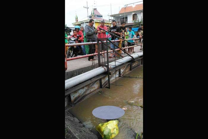 Mayat Tanpa Busana Gegerkan Warga Krian Sidoarjo Mayat Tanpa Busana Gegerkan Warga Krian Sidoarjo