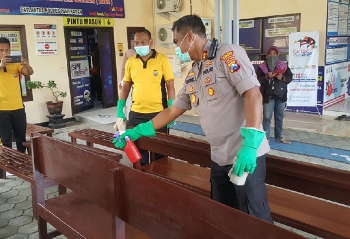 Cegah Corona, Kapolres Pamekasan Pimpin Langsung Sterilisasi Tempat Keramaian Cegah Corona, Kapolres Pamekasan Pimpin Langsung Sterilisasi Tempat Keramaian