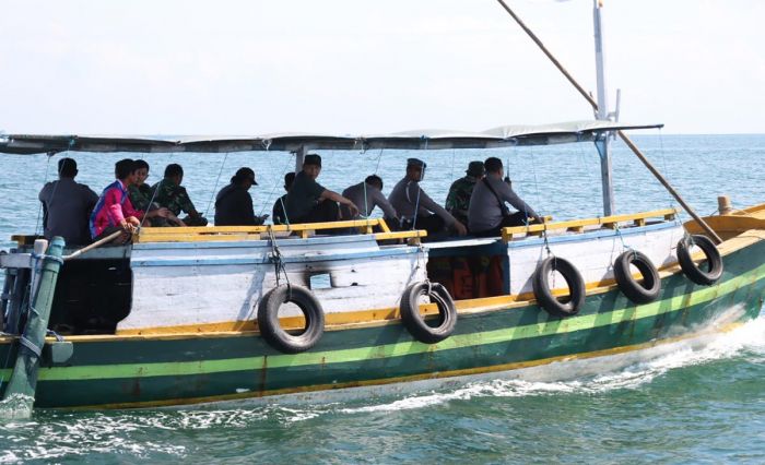 Pantau Keamanan Jalur Laut, Polisi dan KSOP Gelar Patroli Perairan Laut Probolinggo