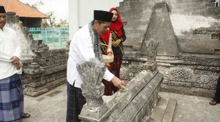 Peringatan Hari Jadi Sampang ke-392, Bupati dan Wabup Ziarah ke-5 Makam Leluhur Naik Dokar Peringatan Hari Jadi Sampang ke-392, Bupati dan Wabup Ziarah ke-5 Makam Leluhur Naik Dokar