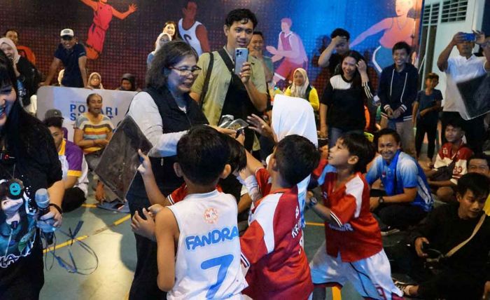 Pj Wali Kota Kediri Serahkan Hadiah Kompetisi Basket Pj Wali Kota Kediri Serahkan Hadiah Kompetisi Basket