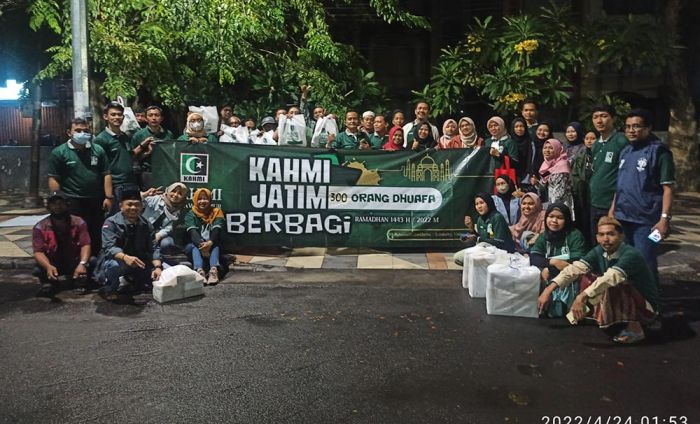 Peduli Dhuafa, KAHMI Jatim Bagikan 300 Paket Sembako di Jalanan Surabaya