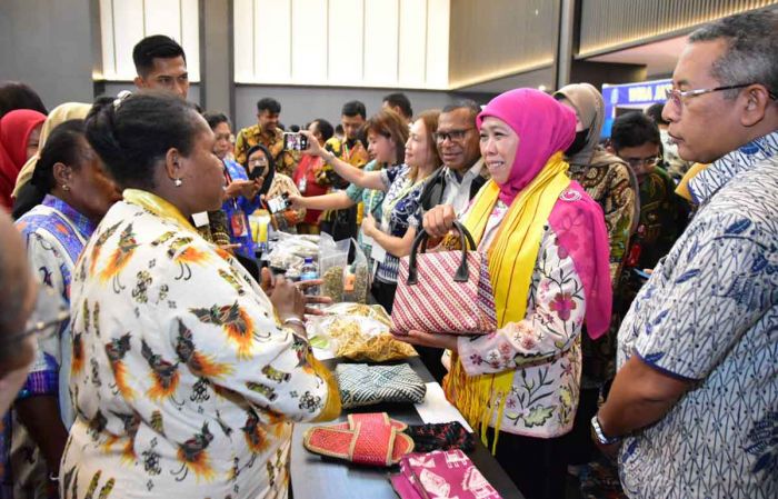 Gubernur Khofifah Gelar Misi Dagang Perdana di Papua, Catatkan Transaksi Rp246 Miliar Gubernur Khofifah Gelar Misi Dagang Perdana di Papua, Catatkan Transaksi Rp246 Miliar