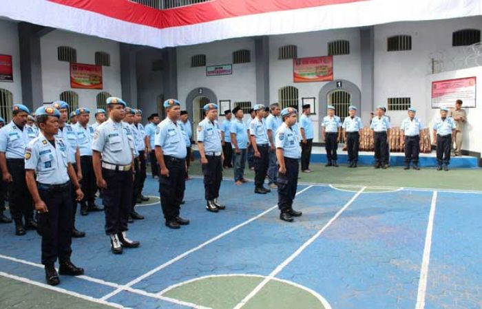 Gelar Apel Bersih, Kalapas II B Tegaskan Tak Segan-segan Laporkan Petugas dan Napi yang Melanggar Gelar Apel Bersih, Kalapas II B Tegaskan Tak Segan-segan Laporkan Petugas dan Napi yang Melanggar
