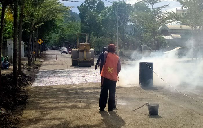 Jalan di Seputar Kota Rusak, Dinas PUPR Trenggalek Langsung Turun Tangan