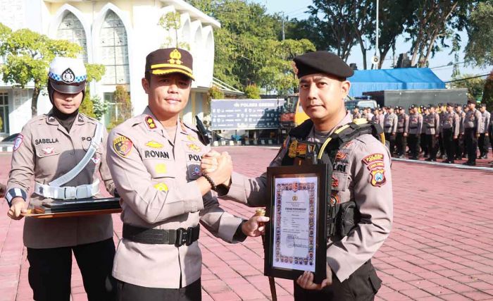 Kapolres Gresik Beri Penghargaan untuk 33 Personel dan Warga Berprestasi Kapolres Gresik Beri Penghargaan untuk 33 Personel dan Warga Berprestasi