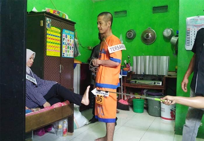 Pembunuhan Istri oleh Suami Menggunakan Martil Direkonstruksi, Pelaku Peragakan 17 Adegan Pembunuhan Istri oleh Suami Menggunakan Martil Direkonstruksi, Pelaku Peragakan 17 Adegan