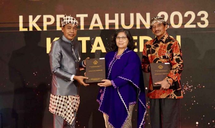 Zanariah Terima LHP LKPD 2023, Kota Kediri Pertahankan Opini WTP 10 Kali Beruntun Zanariah Terima LHP LKPD 2023, Kota Kediri Pertahankan Opini WTP 10 Kali Beruntun