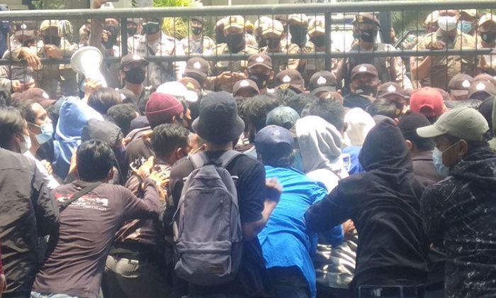 Demo Tolak Omnibus Law UU Cipta Kerja, PMII Lamongan: Pemerintah dan DPR RI Tak Pro Rakyat Kecil Demo Tolak Omnibus Law UU Cipta Kerja, PMII Lamongan: Pemerintah dan DPR RI Tak Pro Rakyat Kecil