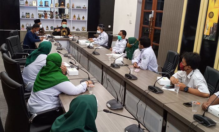 Datangi DPRD Gresik, Guru Non-K2 Tuntut Diangkat Jadi PNS Tanpa Tes Datangi DPRD Gresik, Guru Non-K2 Tuntut Diangkat Jadi PNS Tanpa Tes