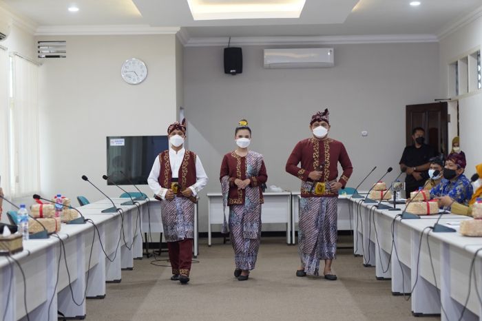 Pakaian Khas Kabupaten Kediri segera Dipatenkan Pakaian Khas Kabupaten Kediri segera Dipatenkan