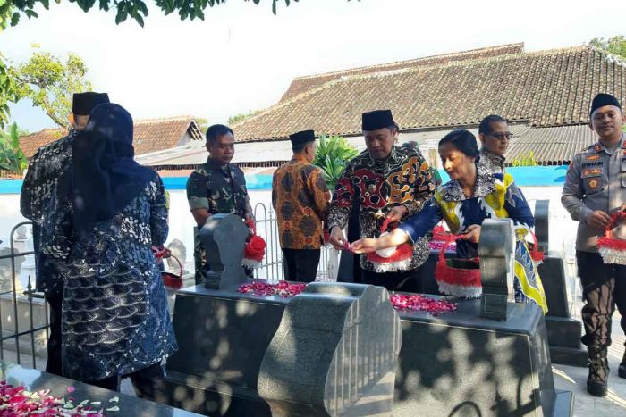 Jelang HUT ke-665 Kabupaten Ngawi, Forkopimda Gelar Ziarah Makam Bupati dan Leluhur Terdahulu Jelang HUT ke-665 Kabupaten Ngawi, Forkopimda Gelar Ziarah Makam Bupati dan Leluhur Terdahulu