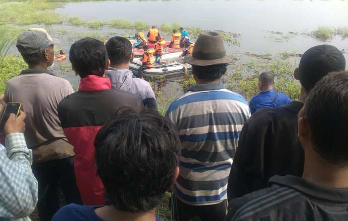 Warga Desa Gedangkulut Gresik Ramai-ramai Tonton Pencarian Orang Hilang di Waduk Warga Desa Gedangkulut Gresik Ramai-ramai Tonton Pencarian Orang Hilang di Waduk