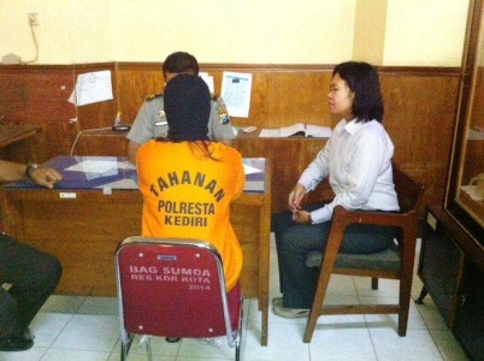 Jual 2 Siswi, Seorang Gadis di Kediri Ditangkap Polisi Jual 2 Siswi, Seorang Gadis di Kediri Ditangkap Polisi