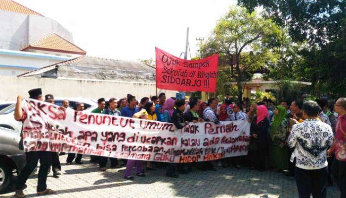 Kasus Guru Cubit Siswa: JPU Ajukan Replik, Para Guru Ancam Bawa Massa Lebih Besar Kasus Guru Cubit Siswa: JPU Ajukan Replik, Para Guru Ancam Bawa Massa Lebih Besar