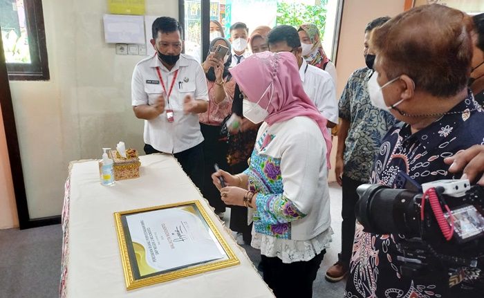 Ikut Gencarkan Budaya Literasi di Kota Mojokerto, Ning Ita Resmikan Perpustakaan Pelajar SMPN 2 Ikut Gencarkan Budaya Literasi di Kota Mojokerto, Ning Ita Resmikan Perpustakaan Pelajar SMPN 2