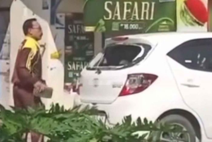 Diduga Kepergok Selingkuh, Seorang Pria di Bojonegoro Hancurkan Mobil Milik Istrinya Diduga Kepergok Selingkuh, Seorang Pria di Bojonegoro Hancurkan Mobil Milik Istrinya