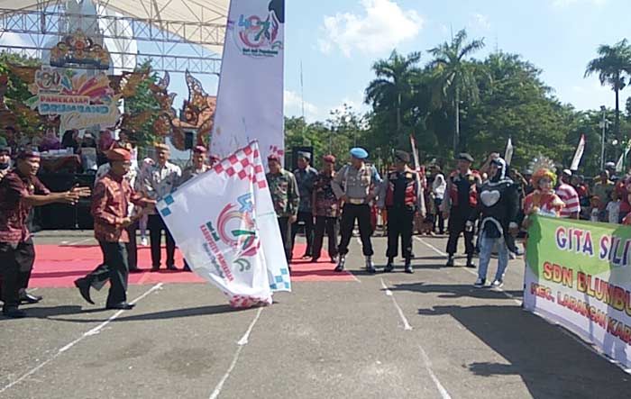 Carnival Musik Daul dan Drum Band Carnival Meriahkan Hari Jadi Pamekasan