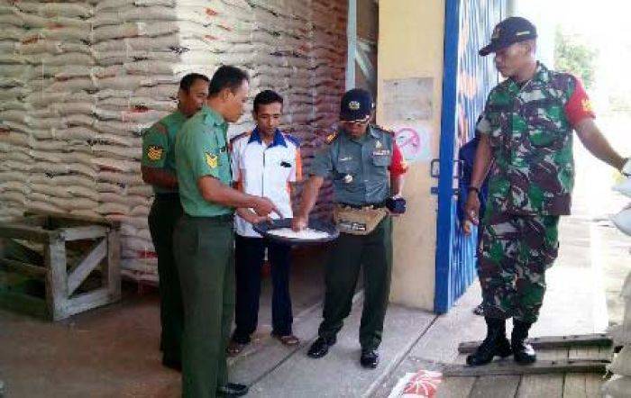 Kodim Situbondo Cek Stok Beras di Gudang Bulog Kodim Situbondo Cek Stok Beras di Gudang Bulog