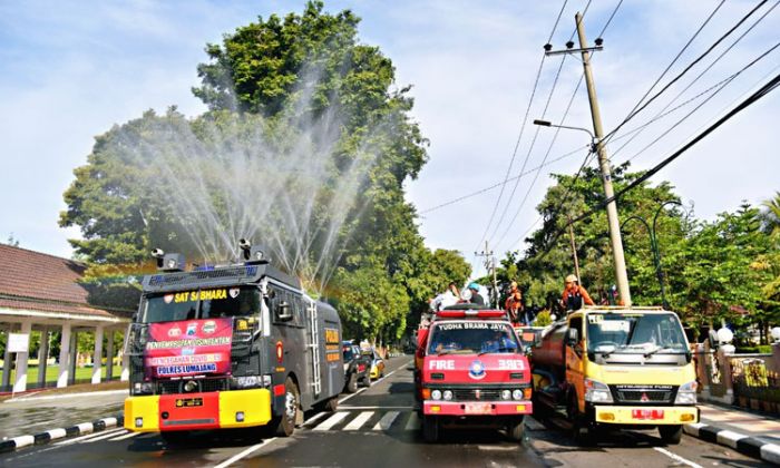 Cegah Covid-19, Mobil Damkar dan Water Cannon Semprotkan Disinfektan ke Jalanan Kota Lumajang
