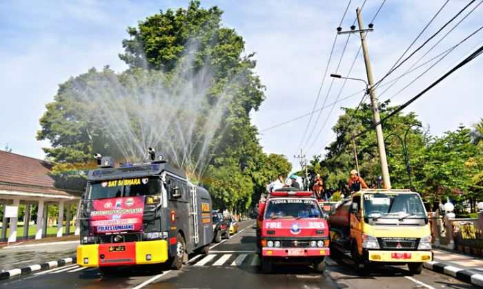 Cegah Covid-19, Mobil Damkar dan Water Cannon Semprotkan Disinfektan ke Jalanan Kota Lumajang Cegah Covid-19, Mobil Damkar dan Water Cannon Semprotkan Disinfektan ke Jalanan Kota Lumajang