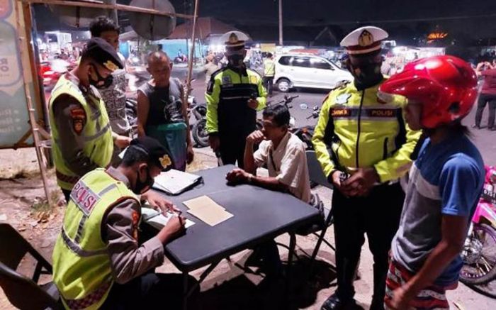 Masih Banyak Warga Sidoarjo yang Melanggar Protokol Kesehatan Masih Banyak Warga Sidoarjo yang Melanggar Protokol Kesehatan