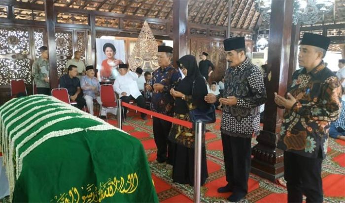 Bupati Indartato dan Wabup Yudi Sumbogo Ikuti Salat Jenazah di Puri Cikeas