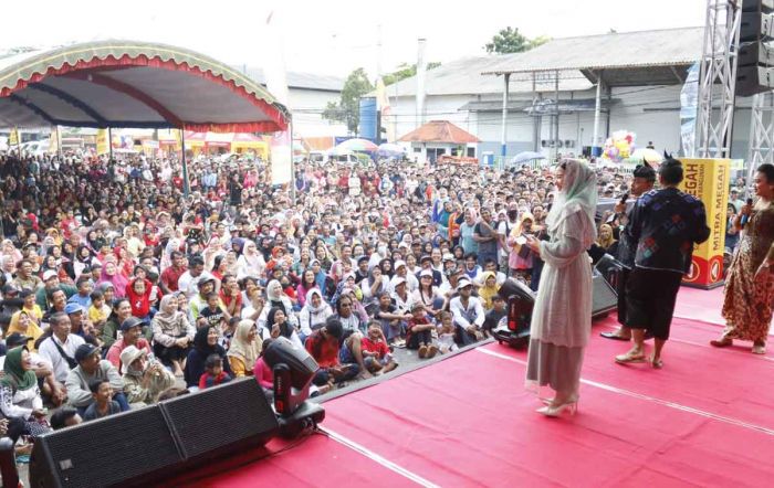 Hadiri Penutupan Larung Sembonyo, Istri Bupati Trenggalek Disambut Ribuan Warga Hadiri Penutupan Larung Sembonyo, Istri Bupati Trenggalek Disambut Ribuan Warga
