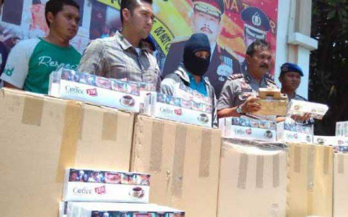 Home Industri Rokok Ilegal di Gading Sidoarjo Digerebek Home Industri Rokok Ilegal di Gading Sidoarjo Digerebek